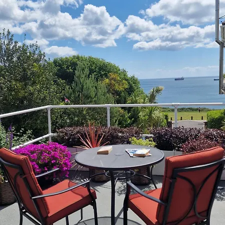 Apartment Blue Hills Luxury Apartment, Bay Front With Parking